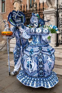 Costumi del Carnevale di Venezia davanti all'Arsenale.