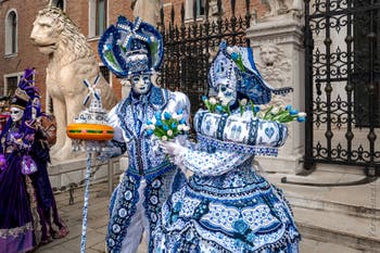 Costumi del Carnevale di Venezia davanti all'Arsenale.