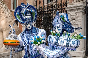 Costumi del Carnevale di Venezia davanti all'Arsenale.