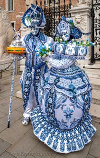 Costumi del Carnevale di Venezia davanti all'Arsenale.