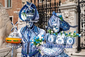 Costumi del Carnevale di Venezia davanti all'Arsenale.