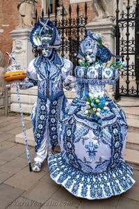 Costumi del Carnevale di Venezia davanti all'Arsenale.