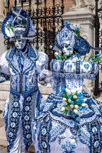 Costumi del Carnevale di Venezia davanti all'Arsenale.