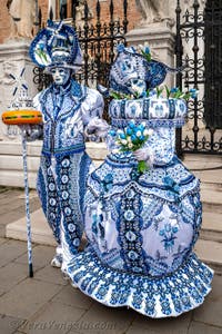 Costumi del Carnevale di Venezia davanti all'Arsenale.