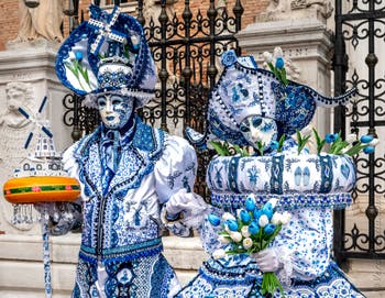 Costumi del Carnevale di Venezia davanti all'Arsenale.