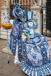 Costumi del Carnevale di Venezia davanti all'Arsenale.