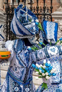 Costumi del Carnevale di Venezia davanti all'Arsenale.