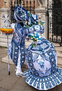 Costumi del Carnevale di Venezia davanti all'Arsenale.