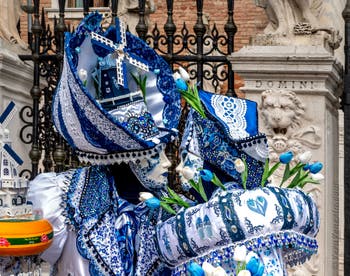 Costumi del Carnevale di Venezia davanti all'Arsenale.