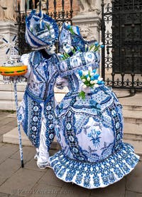 Costumi del Carnevale di Venezia davanti all'Arsenale.