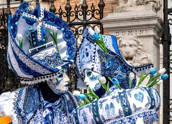 Costumi del Carnevale di Venezia davanti all'Arsenale.