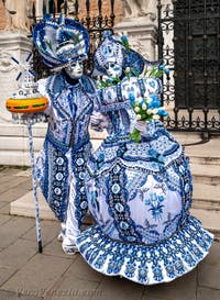 Costumi del Carnevale di Venezia davanti all'Arsenale.