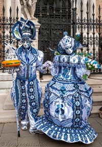 Costumi del Carnevale di Venezia davanti all'Arsenale.