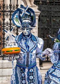 Costumi del Carnevale di Venezia davanti all'Arsenale.