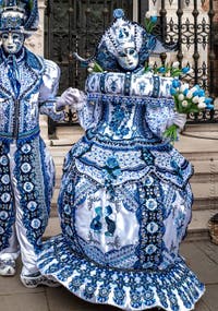 Costumi del Carnevale di Venezia davanti all'Arsenale.