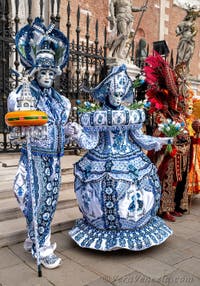 Costumi del Carnevale di Venezia davanti all'Arsenale.