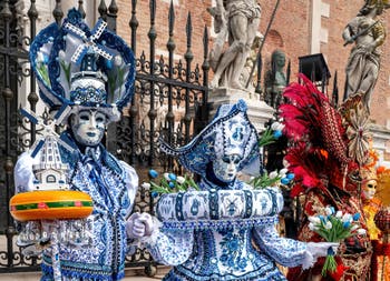 Costumi del Carnevale di Venezia davanti all'Arsenale.