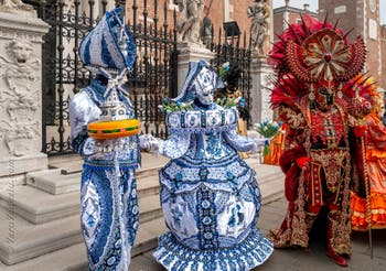 Costumi del Carnevale di Venezia davanti all'Arsenale.