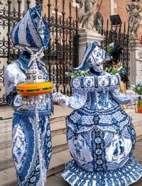 Costumi del Carnevale di Venezia davanti all'Arsenale.