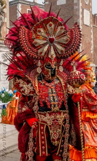 Costumi del Carnevale di Venezia davanti all'Arsenale.