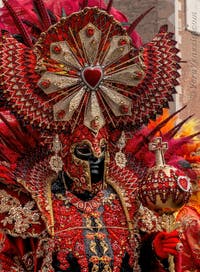 Costumi del Carnevale di Venezia davanti all'Arsenale.