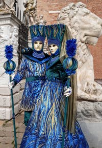 Costumi del Carnevale di Venezia davanti all'Arsenale.