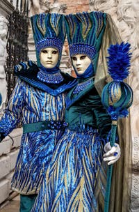 Costumi del Carnevale di Venezia davanti all'Arsenale.