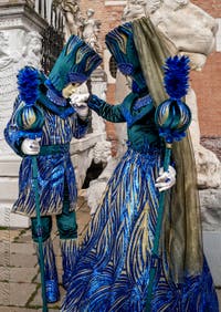 Costumi del Carnevale di Venezia davanti all'Arsenale.