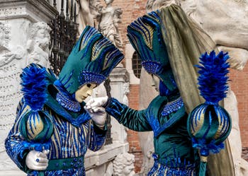 Costumi del Carnevale di Venezia davanti all'Arsenale.