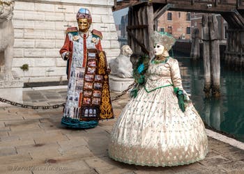 Costumi del Carnevale di Venezia davanti all'Arsenale.