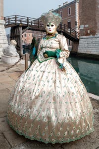 Costumi del Carnevale di Venezia davanti all'Arsenale.