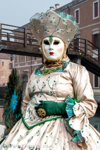 Costumi del Carnevale di Venezia davanti all'Arsenale.