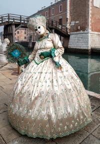 Costumi del Carnevale di Venezia davanti all'Arsenale.