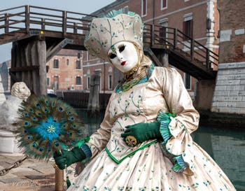 Costumi del Carnevale di Venezia davanti all'Arsenale.