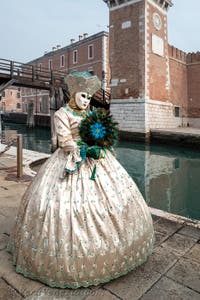 Costumi del Carnevale di Venezia davanti all'Arsenale.