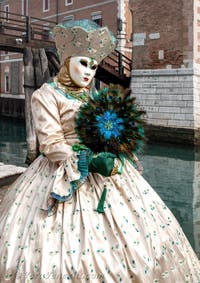 Costumi del Carnevale di Venezia davanti all'Arsenale.