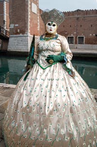 Costumi del Carnevale di Venezia davanti all'Arsenale.