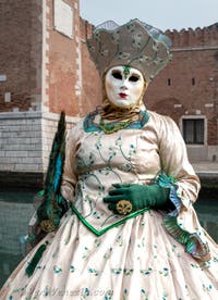 Costumi del Carnevale di Venezia davanti all'Arsenale.