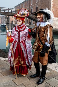 Costumi del Carnevale di Venezia davanti all'Arsenale.