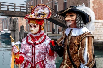 Costumi del Carnevale di Venezia davanti all'Arsenale.