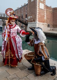 Costumi del Carnevale di Venezia davanti all'Arsenale.