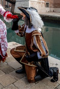 Costumi del Carnevale di Venezia davanti all'Arsenale.