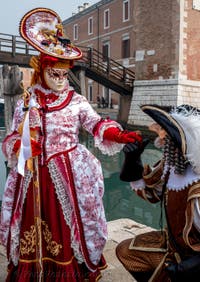 Costumi del Carnevale di Venezia davanti all'Arsenale.