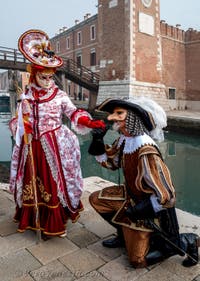 Costumi del Carnevale di Venezia davanti all'Arsenale.