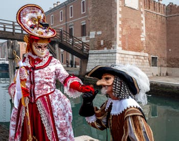 Costumi del Carnevale di Venezia davanti all'Arsenale.