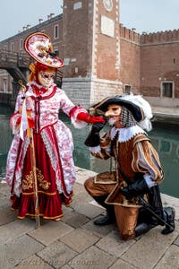 Costumi del Carnevale di Venezia davanti all'Arsenale.