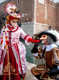 Costumi del Carnevale di Venezia davanti all'Arsenale.