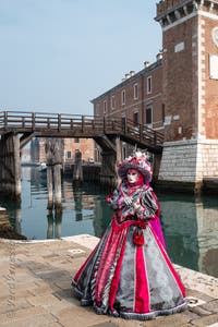 Costumi del Carnevale di Venezia davanti all'Arsenale.