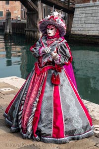 Costumi del Carnevale di Venezia davanti all'Arsenale.