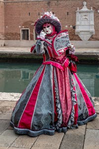 Costumi del Carnevale di Venezia davanti all'Arsenale.